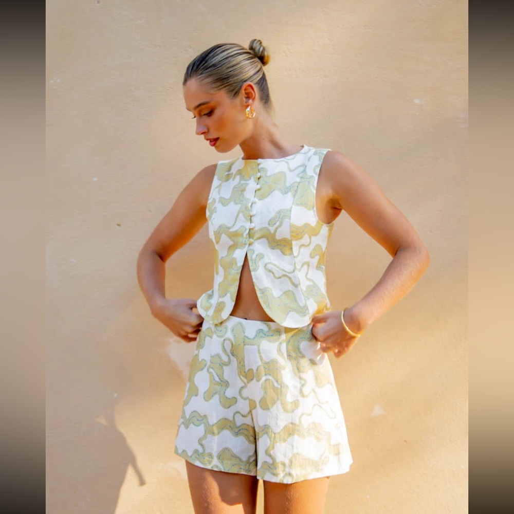 Sleeveless Two-Piece short Set - White & yellow